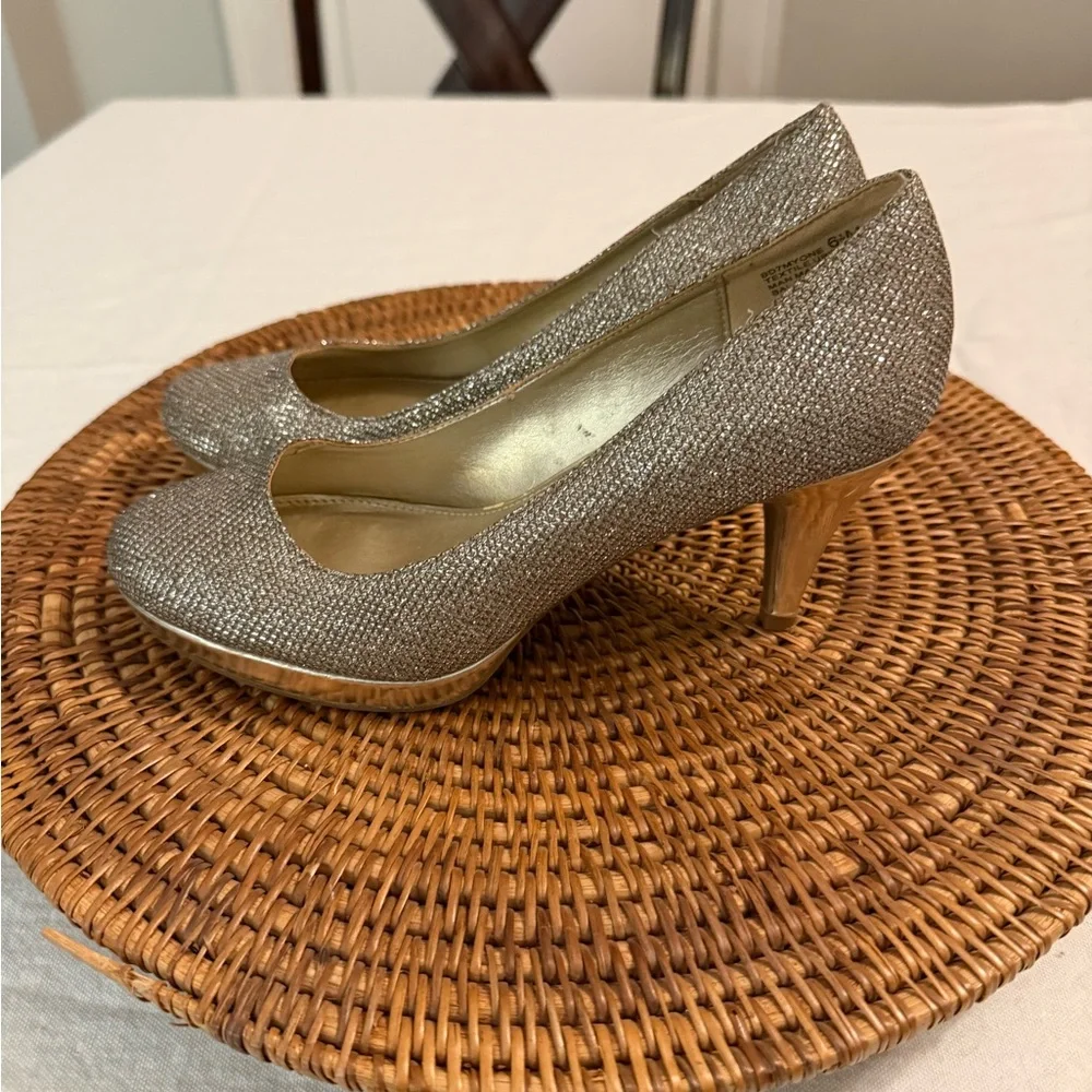 Bandolino Shimmering Silver Gold Heels‎